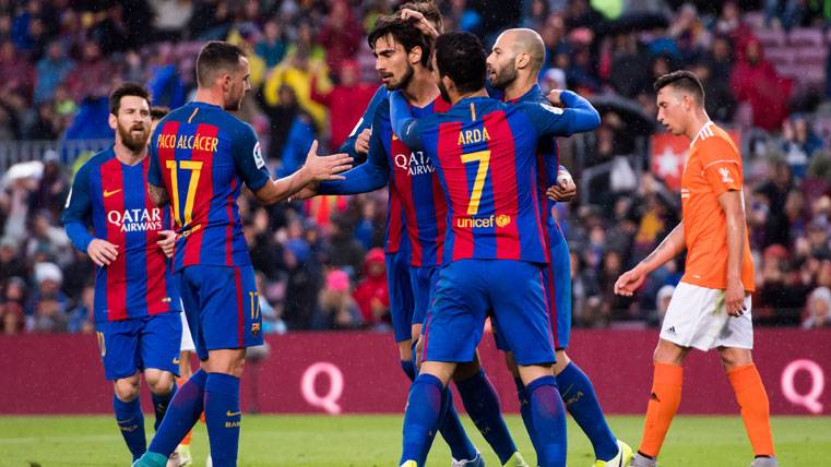 André Gomes, celebrating with his mates a goal with the Barça