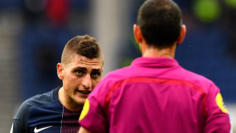 Marco Verratti, protestando una acción de un partido al árbitro