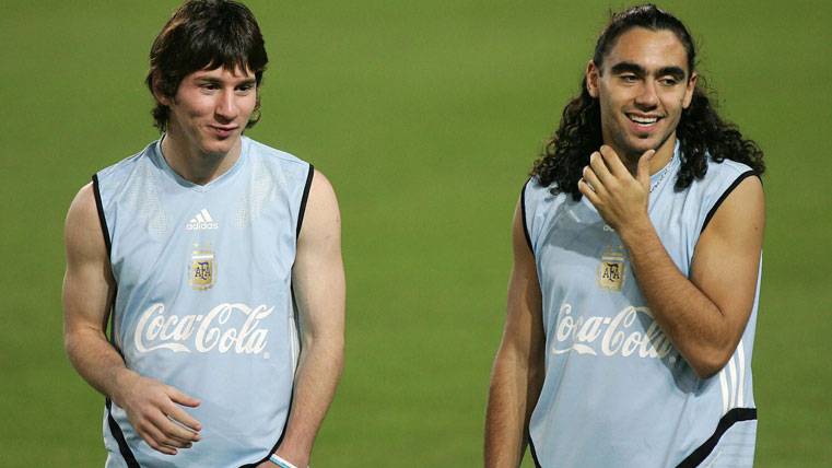 Leo Messi, beside Juan Pablo Sorín in an image of archive