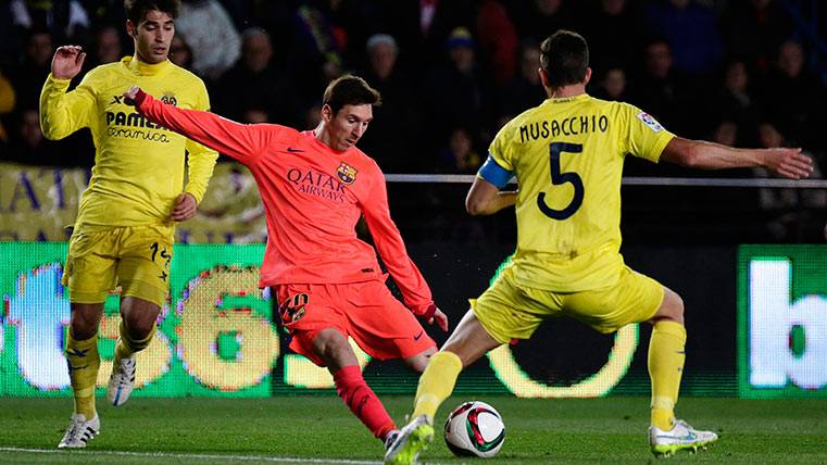 Mateo Musacchio in front of Leo Messi does two courses
