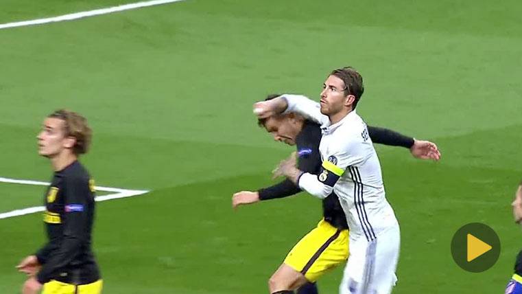 Sergio Ramos le propina un puñetazo en la cabeza a Lucas Hernández