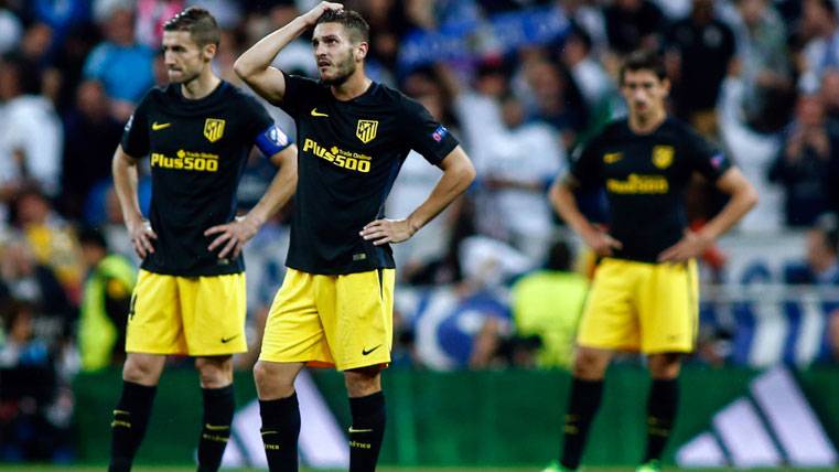 The players of the Athletic of Madrid, sad after the goleada in the Bernabéu