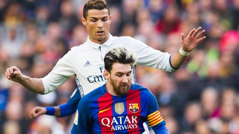 Cristiano Ronaldo y Leo Messi, durante un Clásico de esta temporada