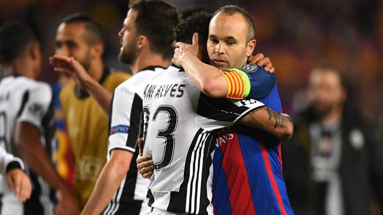 Andrés Iniesta, abrazándose con Dani Alves tras el Barça-Juventus