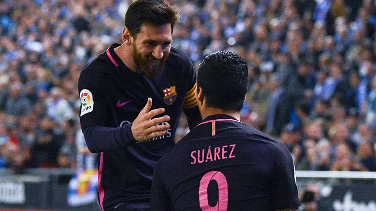 Leo Messi and Luis Suárez, celebrating a goal against the Espanyol