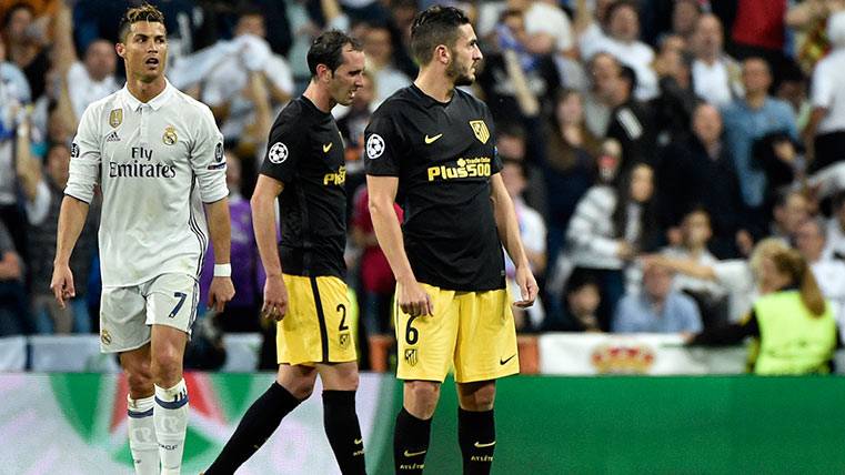 Los jugadores del Atlético de Madrid, indignados tras el partido ante el Madrid