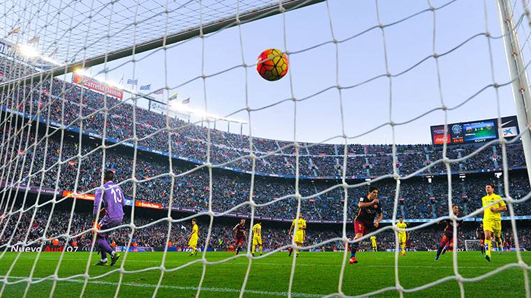 Luis Suárez celebra un gol anotado al Villarreal en el Camp Nou