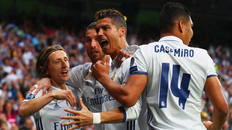 Cristiano Ronaldo, celebrando un gol con sus compañeros en el Real Madrid