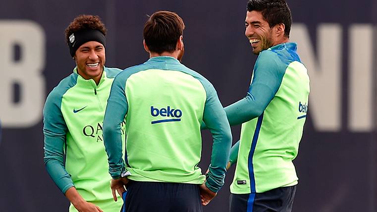 Luis Suárez y Leo Messi bromean sobre el pelo de Neymar