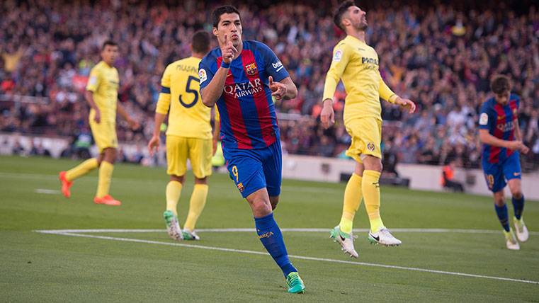 Luis Suárez celebrates his goal in front of the Villarreal with the Barcelona