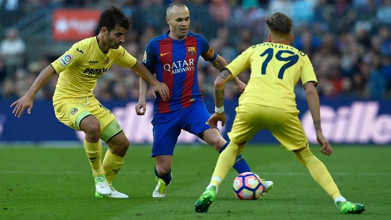 Andrés Iniesta, contra dos jugadores del Villarreal CF