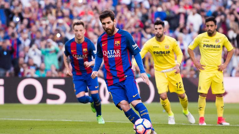 Leo Messi, chutando un penalti al estilo Panenka contra el Villarreal
