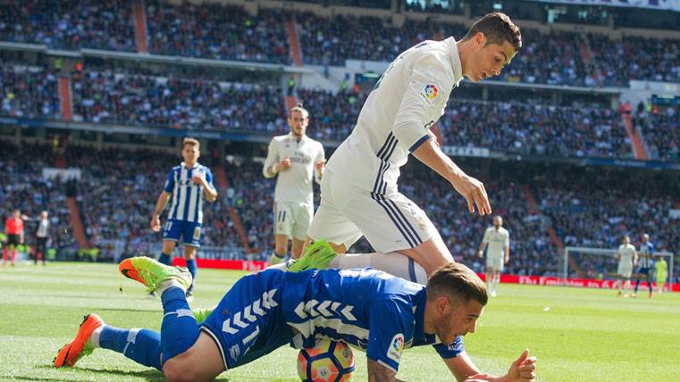 Theo Hernández, luchando por un balón contra el Real Madrid