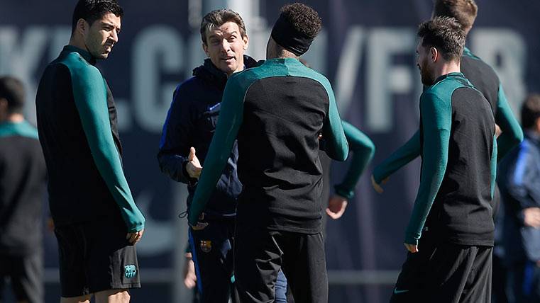 Juancarlos Unzué hablando con Neymar en un entreno del Barça