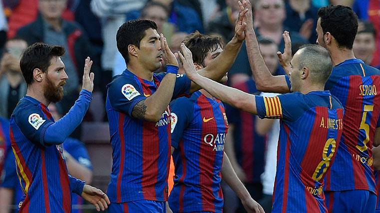 The players of the Barça celebrate one of the goals in front of the Villarreal