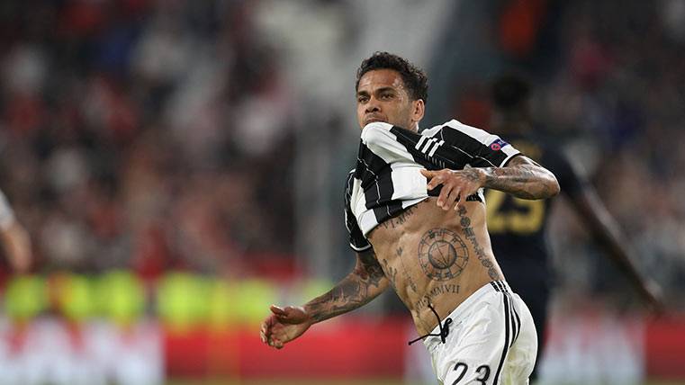 Dani Alves celebra su gol en el Juventus-AS Monaco
