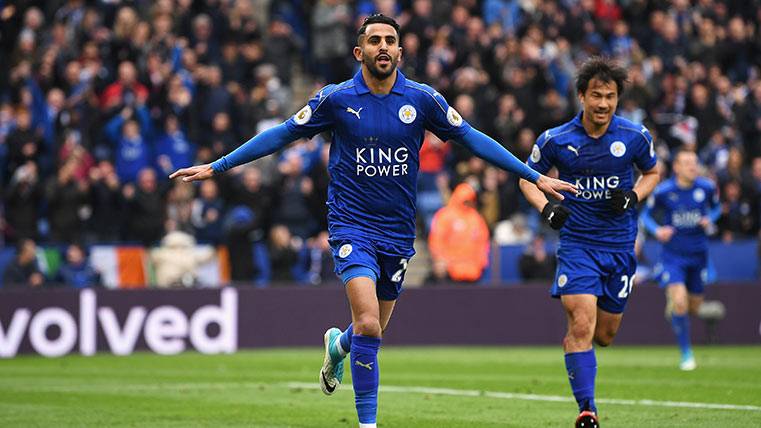 Ryad Mahrez celebrando un gol con el Leicester City este curso