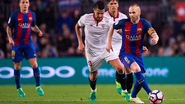 Vitolo, in the last FC Barcelona-Seville pursuing to Iniesta