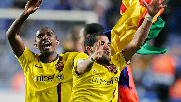 Dani Alves And Samuel Eto'or, celebrating the triplete achieved with Guardiola