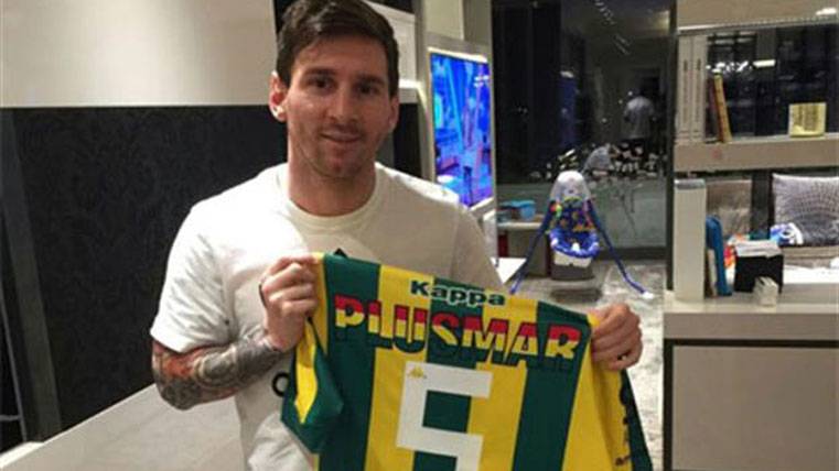 Leo Messi, posing with a T-shirt of Aldosiví
