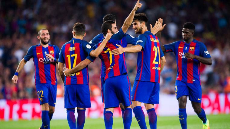 Arda Turan, celebrando un gol con sus compañeros del Barça