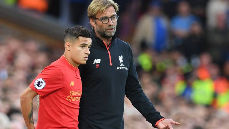 Philippe Coutinho, chatting with Klopp before going in to the field