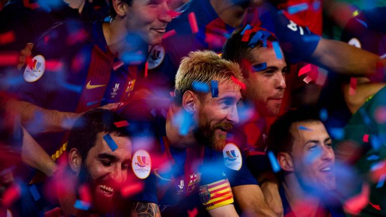 El FC Barcelona, celebrando la última Supercopa contra el Sevilla