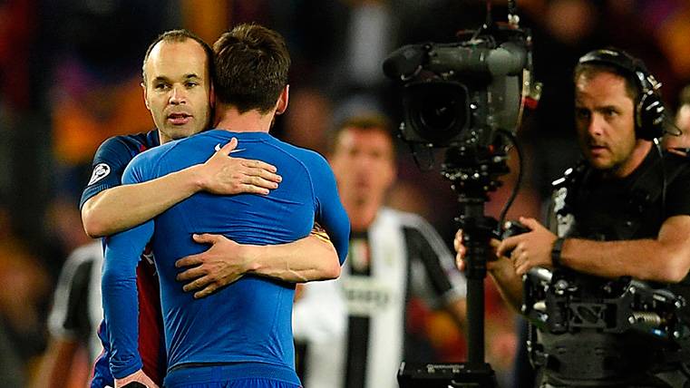 Andrés Iniesta comforts to Leo Messi after falling in front of the Juve
