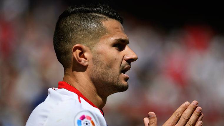 Vitolo, aplaudiendo durante un partido del Sevilla FC