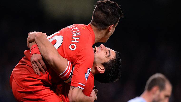 Coutinho And Luis Suárez celebrating a together goal in Anfield