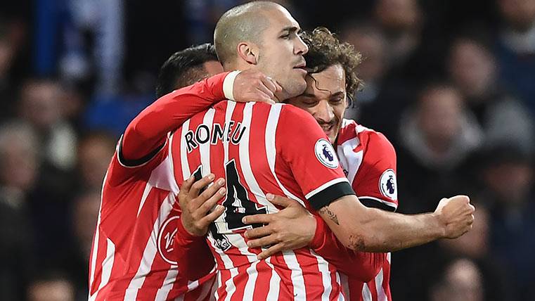 Oriol Romeu celebrates a goal with the Southampton in front of Chelsea