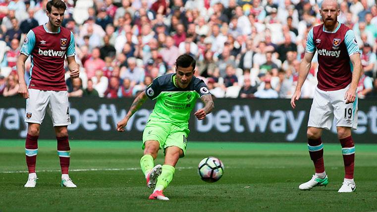 Philippe Coutinho, annotating a goal in front of the West Ham