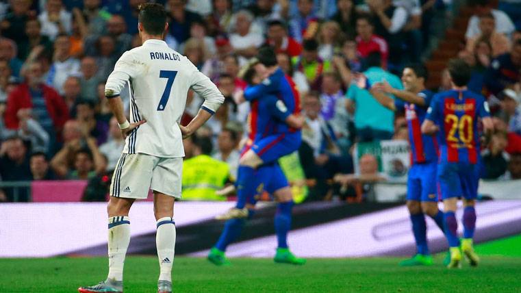 Cristiano, mirando cómo Messi celebra un gol contra el Real Madrid