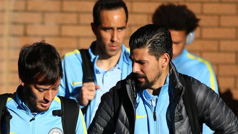 Nolito, beside other mates in the expedition of the Manchester City