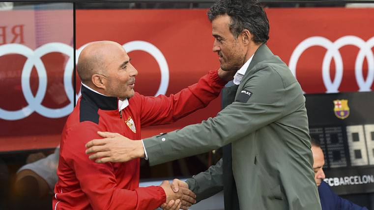 Jorge Sampaoli, giving the hand to Luis Enrique before a Barça-Seville
