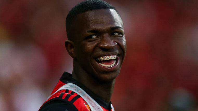 Vinicius Jr, smiling before a party with the Flamengo