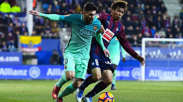 Leo Messi in front of Inui, in the last Eibar-FC Barcelona