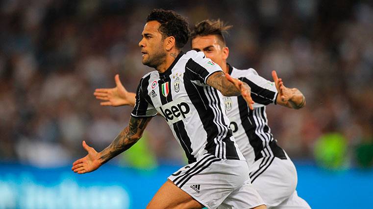 Dani Alves celebra el primer gol de la Juventus a la Lazio