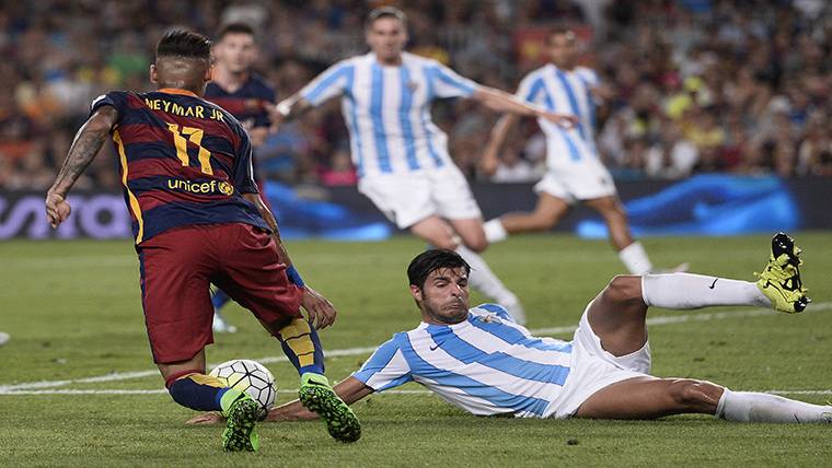 Miguel Torres intentando parar a Neymar