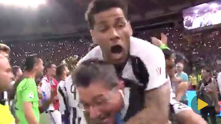 Dani Alves, celebrating the title harvested of Glass of Italy