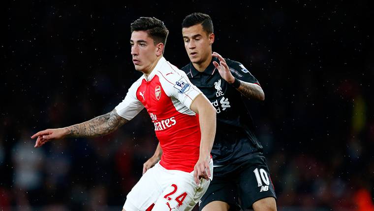 Héctor Bellerín defending to Coutinho