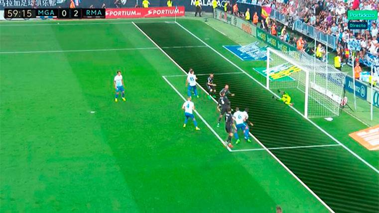 Karim Benzema, in clear offside in the second of the Madrid to the Málaga