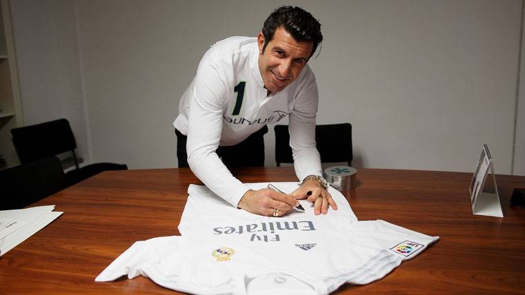 Luis Figo, firmando una camiseta del Real Madrid