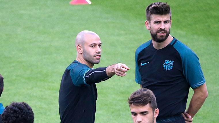 Gerard  Piqué y Javier Mascherano, en un entrenamiento del FC Barcelona