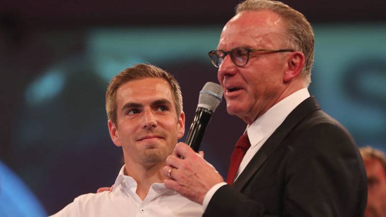 Karl-Heinz Rummenigge, despidiendo a Philip Lahm del Bayern