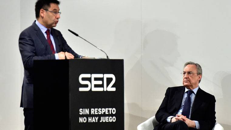 Bartomeu, giving a conference while it listens Florentino Pérez