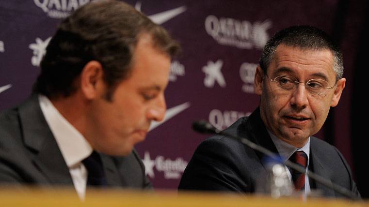 Sandro Rosell y Bartomeu, durante una rueda de prensa