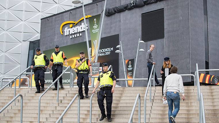 Policías en los aledaños del campo de la final de la Europa League