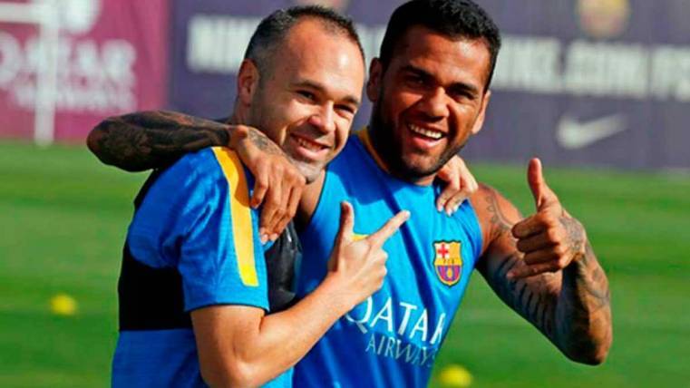Andrés Iniesta and Dani Alves, joined during the eight seasons of the Brazilian in Can Barça