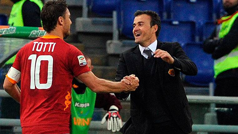 Francesco Totti y Luis Enrique se dan la mano en un partido de la Roma